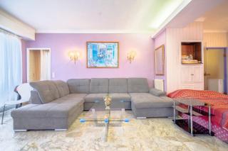 Big apart 140m2 5min walk to beach sea &Promenade 3 double rooms,big living room 42m2, 3 showers,9 beds, free parking - 5