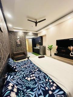 Gaur City center and gaurcity studio apartment - Ghaziabad - 5
