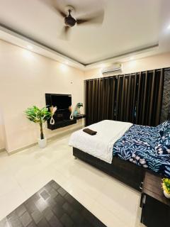 Gaur City center and gaurcity studio apartment - Ghaziabad - 1