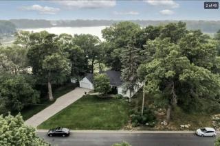 Lake House- Four Bedroom retreat, King bed, Beautiful Sunset! - Brooklyn Center - 9