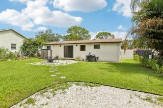 Coastal Comfort Retreat Getaway Near Hospitals - Tampa - 5