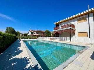 Gorgeous villa for 8 with shared pool - 0