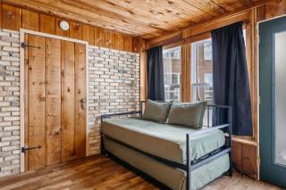 Modern Rustic-Spider Lake-Pontoon Rentals - Traverse City - 5