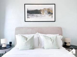 2BR Vibe Spot l Pool Access & Stunning City Views - 1