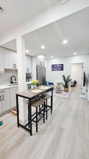 Joyce Place Walk to Shops, Stay in Comfort - Calgary - 2