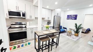 Joyce Place Walk to Shops, Stay in Comfort - Calgary - 0
