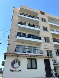 Modern 3BR Family Apartment in Quiet Drosia with Balcony - Larnaca - 5