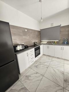 Modern 2BR Apartment with Balconies in Larnaca City Center - Larnaca - 6