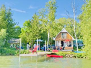 Spacious Lakefront Cottage Just 12 Mins to Hwy401 - Colborne - 1