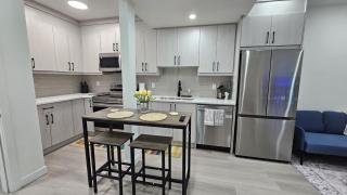 Joyce Place Walk to Shops, Stay in Comfort - Calgary - 6