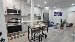 Joyce Place Walk to Shops, Stay in Comfort - Calgary - 3