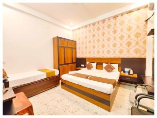 HOTEL THE NlRMALA PALACE Near Saptsagar Road &Shri Ram Janmabhoomi and Hanuman Garhi - Railway Station - Restaurant & Parking Facilities - Fully Air Conditioning and Spacious Rooms - Top Rated Hotal - Ayodhya - 1