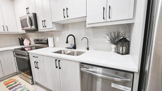 Joyce Place Walk to Shops, Stay in Comfort - Calgary - 1
