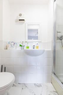 Skyline Haven - Modern 2B, Parking, Wifi & 4kTV - Londra - 3