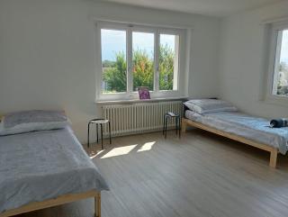 5 Zi WG, 6 Einzelbetten, Gratis Parking, 15 min nach Zurich - - 0