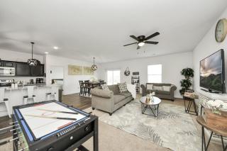 Family-Friendly 4 Bed & 2 Bath Oasis with Fully Equipped Kitchen & Relaxing Vibes - Brookshire - 0