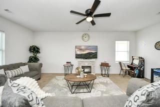 Family-Friendly 4 Bed & 2 Bath Oasis with Fully Equipped Kitchen & Relaxing Vibes - Brookshire - 7