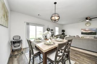 Family-Friendly 4 Bed & 2 Bath Oasis with Fully Equipped Kitchen & Relaxing Vibes - Brookshire - 6