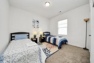 Family-Friendly 4 Bed & 2 Bath Oasis with Fully Equipped Kitchen & Relaxing Vibes - Brookshire - 3