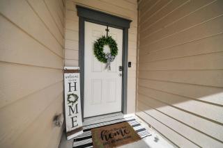 Family-Friendly 4 Bed & 2 Bath Oasis with Fully Equipped Kitchen & Relaxing Vibes - Brookshire - 2