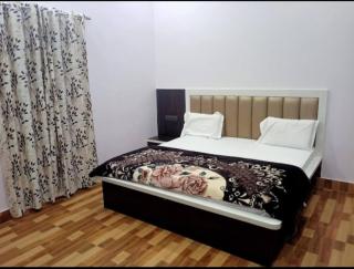 HOTEL RUDRA INN , Near Railway and Bus Station , Shree Krishna Janambhoomi at 6 min distance , Free Parking - Mathura - 8