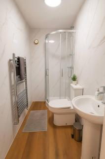 Medway’s Top Ensuite – Spacious! - Gillingham - 5