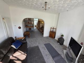 NEWTON HEATH APARTMENT -750mtrs to beach - Spacious ground floor - Sleeps 6 - Porthcawl - 0