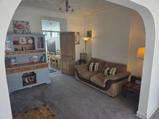 NEWTON HEATH APARTMENT -750mtrs to beach - Spacious ground floor - Sleeps 6 - Porthcawl - 9