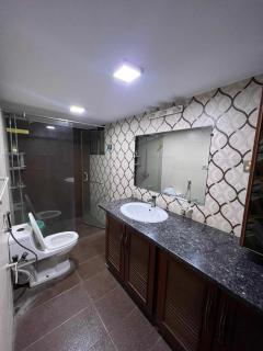 Portion or Rooms Near Expo Centre & Agha Khan Karachi - Karatschi - 1