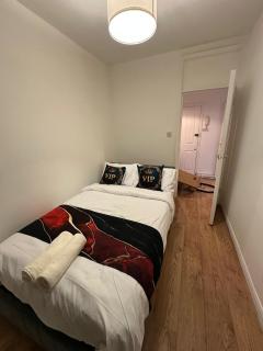 Modern 2-Bedroom Apartment North Paddington City of Westminster Located in the heart of North Paddington this first-floor apartment offers a stylish and convenient London lifestyle Just a short walk from Westbourne Park Notting Hill and Paddington - Londra - 8