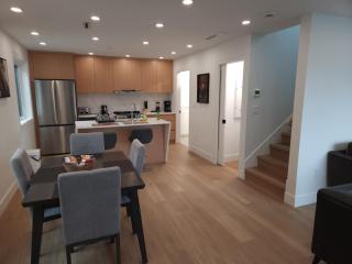 Urban Elegance: Spacious 2-Bed Townhouse with Modern Charm - 8