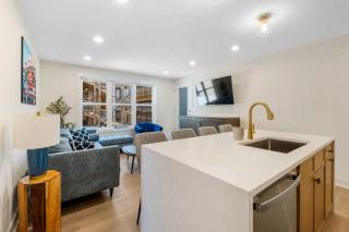 1 Bedroom with Rooftop and Wrigley Views - Chicago - 1