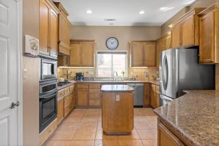 Spacious 4BR 3BA Home KING Suite Pool Sleeps 8 - Bakersfield - 5