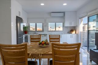Modern 3 Bedroom Apartment in Limassol Center with Ensuites & Workspace & Balcony - Limassol - 0