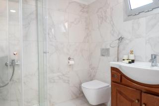 Modern 3 Bedroom Apartment in Limassol Center with Ensuites & Workspace & Balcony - Limassol - 8
