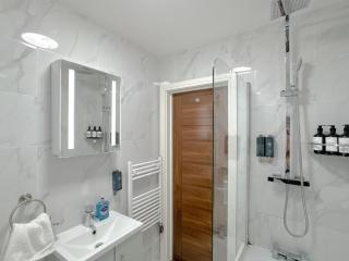 Spacious 2 Bedroom Modern Flat - City Centre - Cardiff - 4