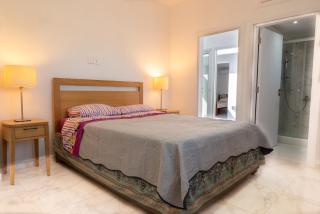 Modern 3 Bedroom Apartment in Limassol Center with Ensuites & Workspace & Balcony - Limassol - 6