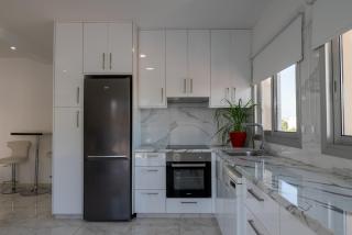 Modern 3 Bedroom Apartment in Limassol Center with Ensuites & Workspace & Balcony - Limassol - 5