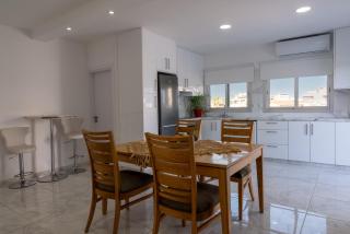 Modern 3 Bedroom Apartment in Limassol Center with Ensuites & Workspace & Balcony - Limassol - 2