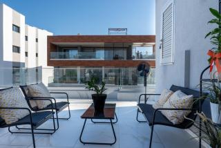 Modern 3 Bedroom Apartment in Limassol Center with Ensuites & Workspace & Balcony - Limassol - 9