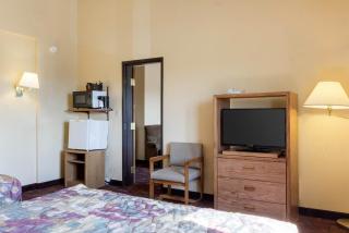 Econo Lodge - 8