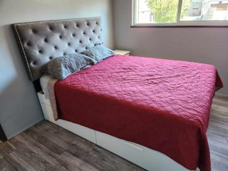 Charming Upper-Level Haven: 3-Bedroom Home - Vancouver - 5