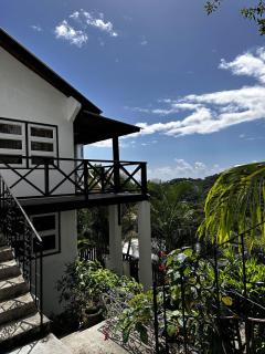 Charming Private Cottage in Gated Estate - Belmont - 0