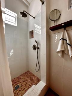 Charming Private Cottage in Gated Estate - Belmont - 4