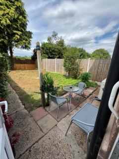 Quiet 2-Bed with Private Garden and Drive - 1