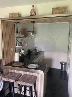 Scarlett Studios 1 -US Embassy Appt 7 mins drive- Lloyd Erskine Sandiford Centre and Ross uni 5 mins drive -Only the 1 night package includes Airport and US Embassy roundtrip - Bridgetown - 9