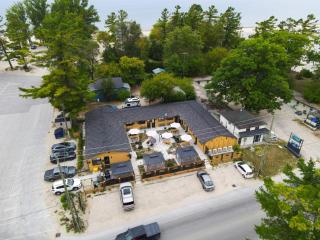 Adrian's Suites 2 Bedroom Family Suite - Wasaga Beach - 3