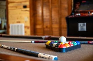 8-bedroom cabin, swimming pool, hottub, game room, outdoor fireplace, near attractions - 3