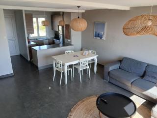 6 Person Beachfront Duplex Wifi Parking - 2