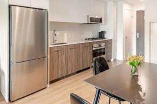 Scenic 2BR RiverView Suite in Downtown - 4